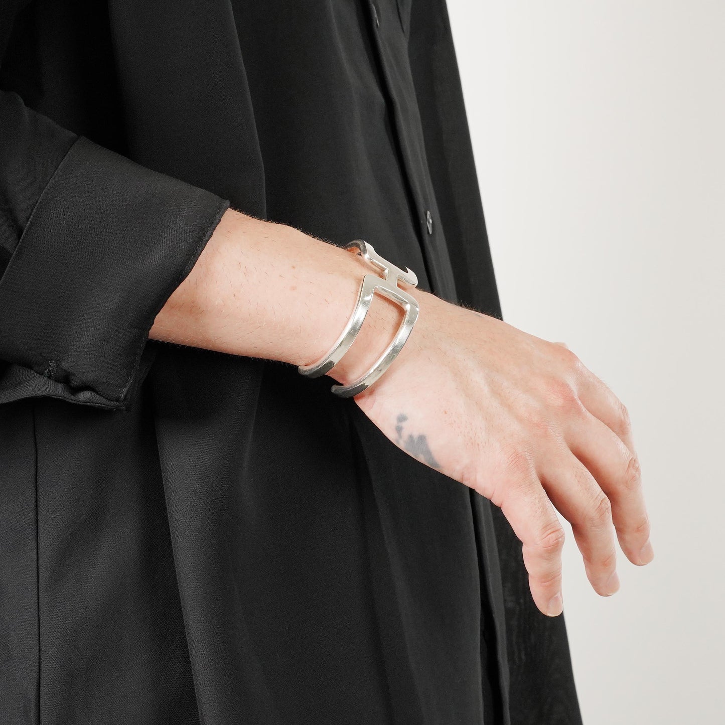 HERMES Hモチーフ バングル