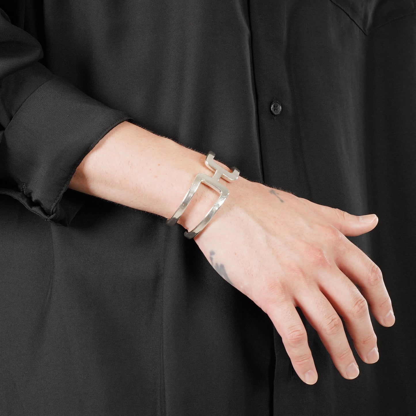 HERMES Hモチーフ バングル