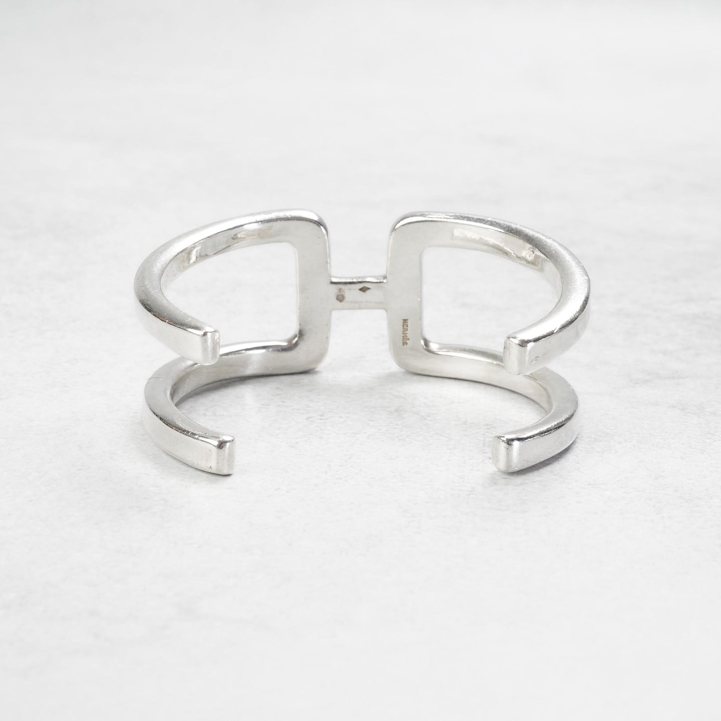 HERMES Hモチーフ バングル